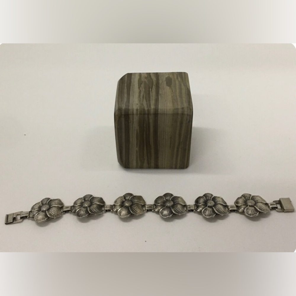 Vintage Art Deco Sterling Silver Filigree Flower Bracelet from the 1930s